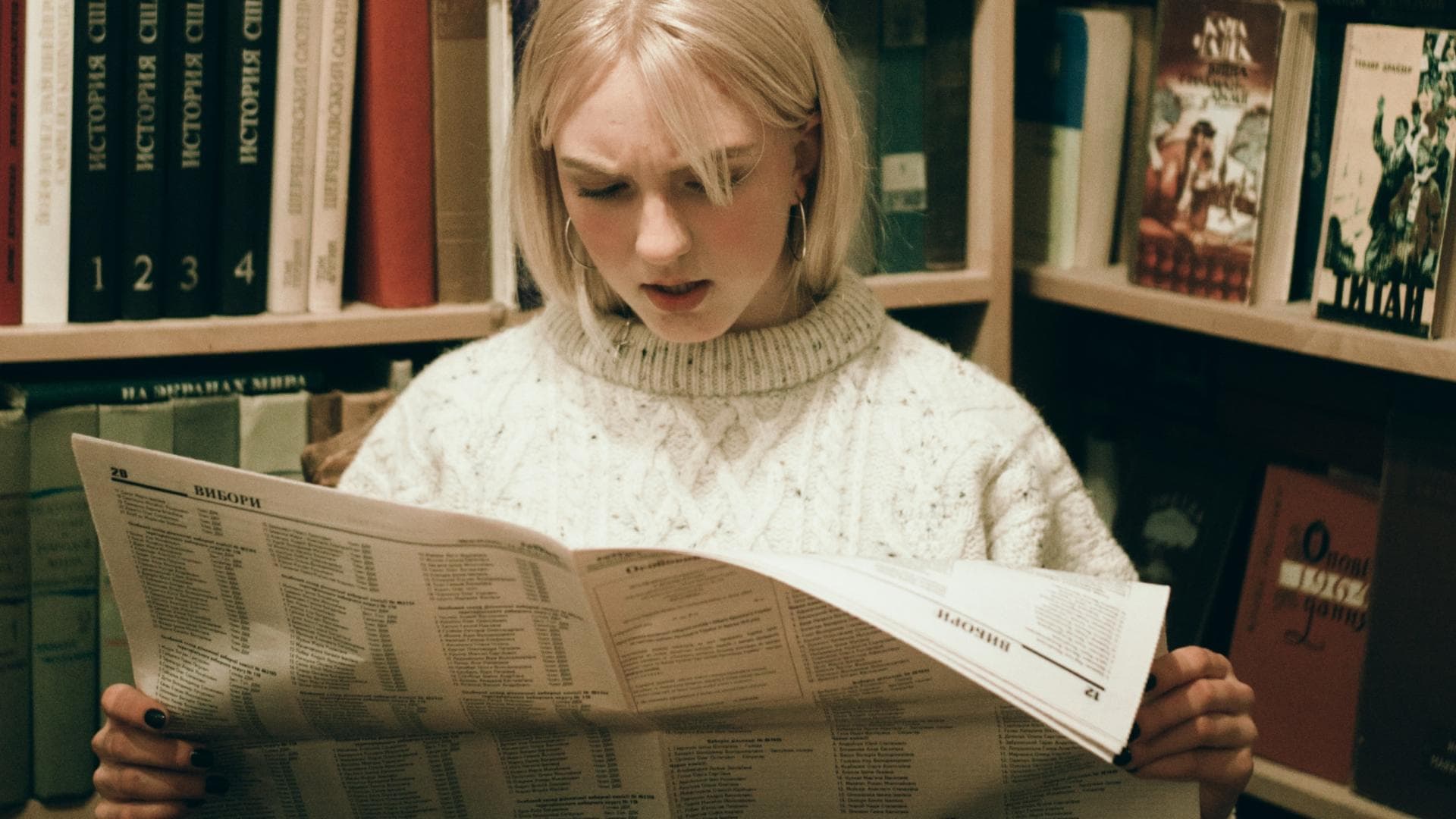 Blogartikel: Sternzeichen die hochbegabt sind Frau liest Zeitung