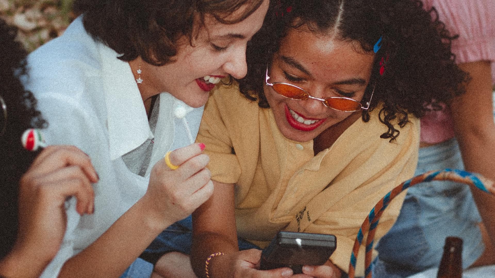 Blogartikel: Sternzeichen Zwei Mädchen lachen