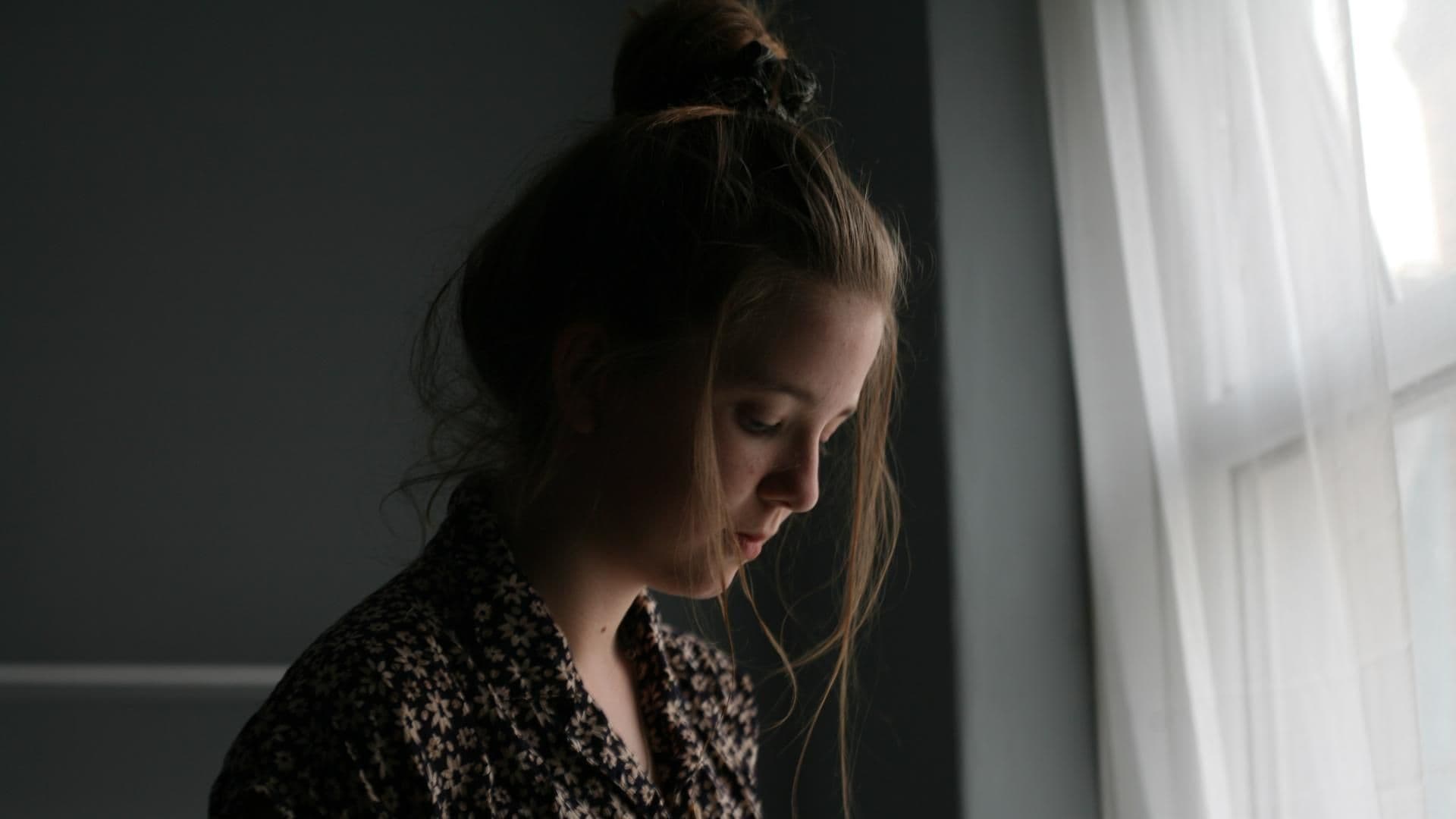 Mädchen vor Fenster Mädchen vor Fenster