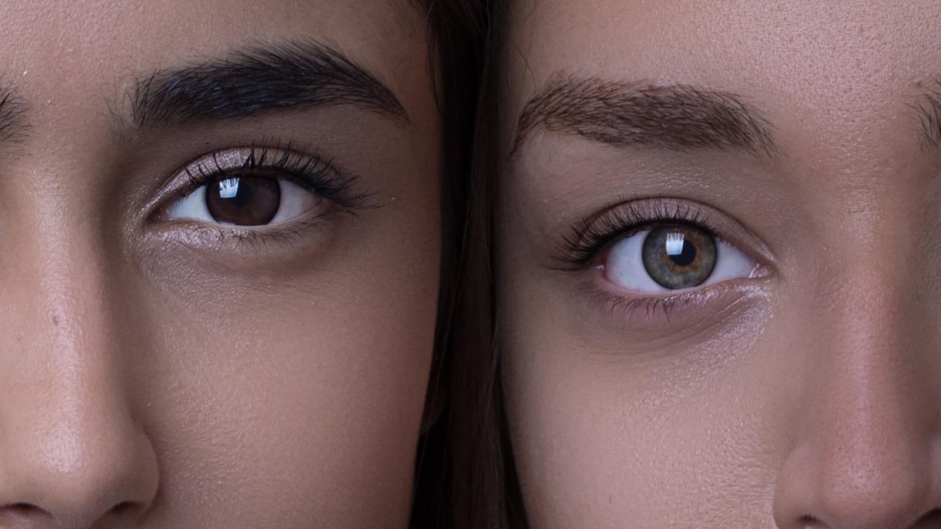 Kanal und Eyeliner unterschied zwei Frauen geschminkt mit Lippenstift und Augen Make Up