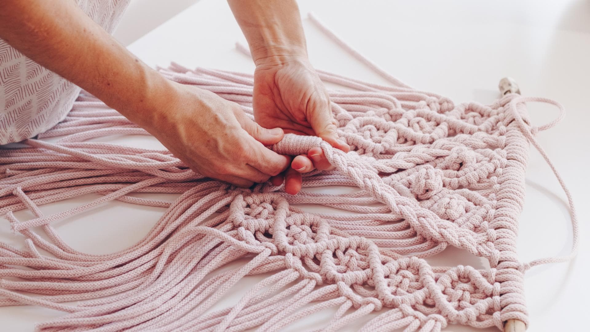 Makramee selber machen Frau macht Makramee selber