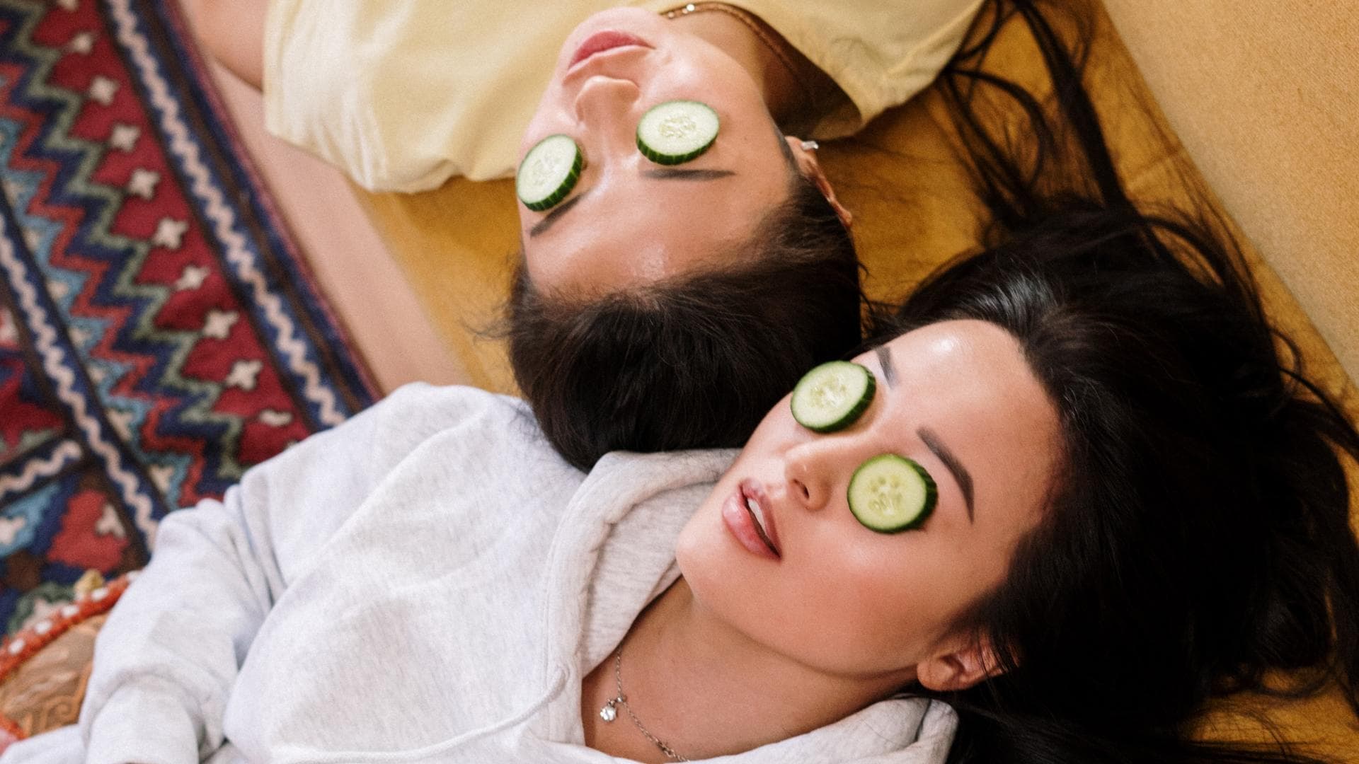 Unsportliches Sternzeichen Zwei Frauen mit Gurken auf den Augen