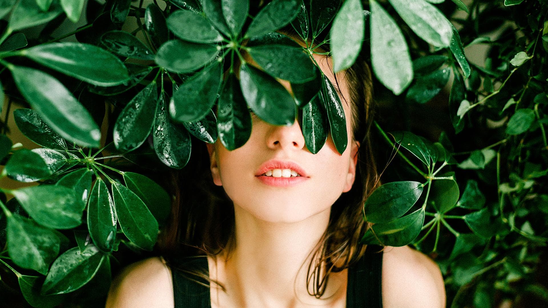 Verschlossene Sternzeichen Frau steht in einem Busch