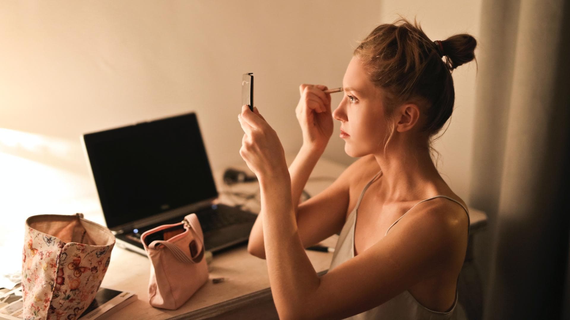 Concealer auftragen Mädchen schminkt sich