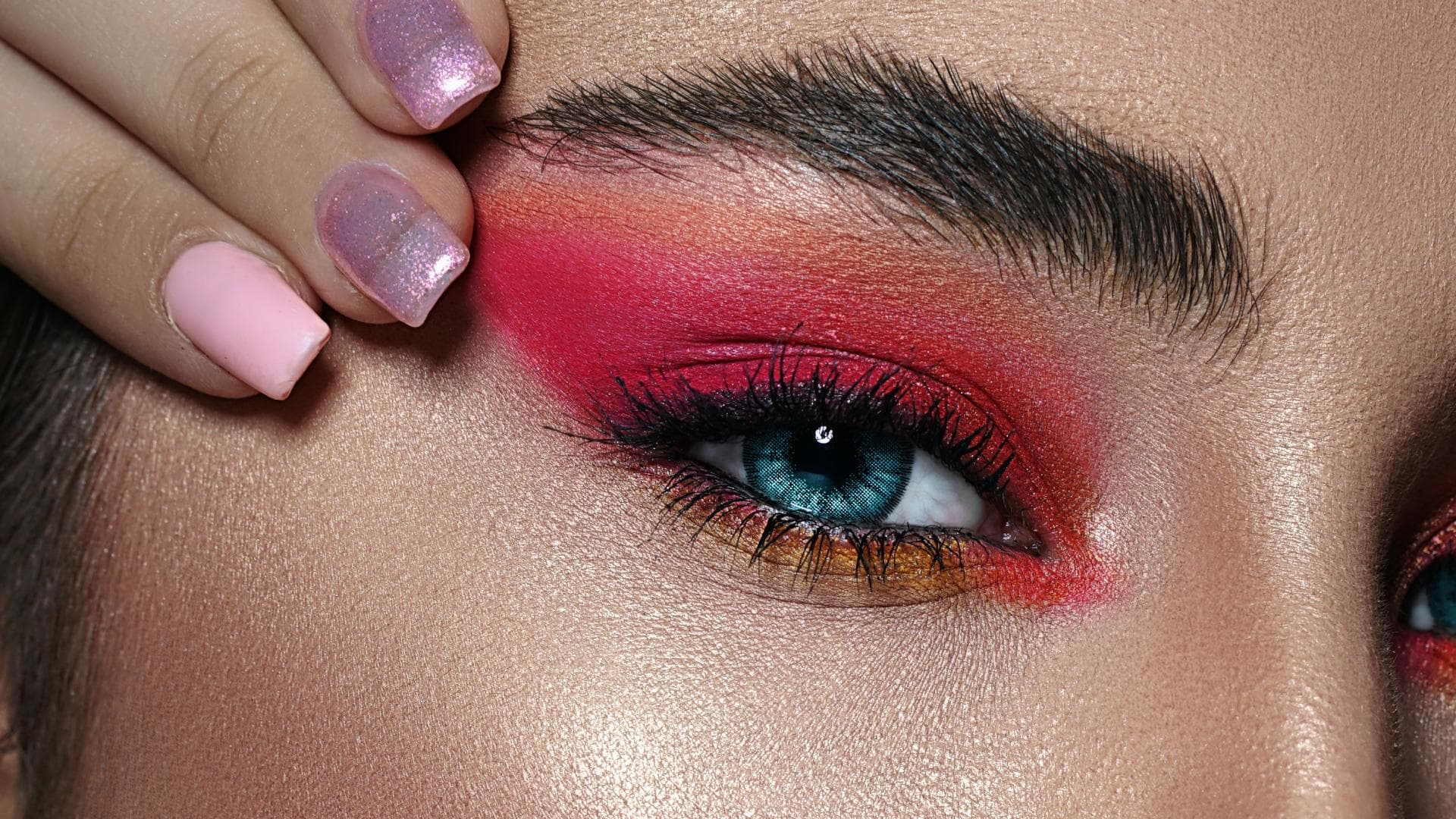 Beautytrends 2021 Das sind die neuen Trends Junge Frau geschminkt