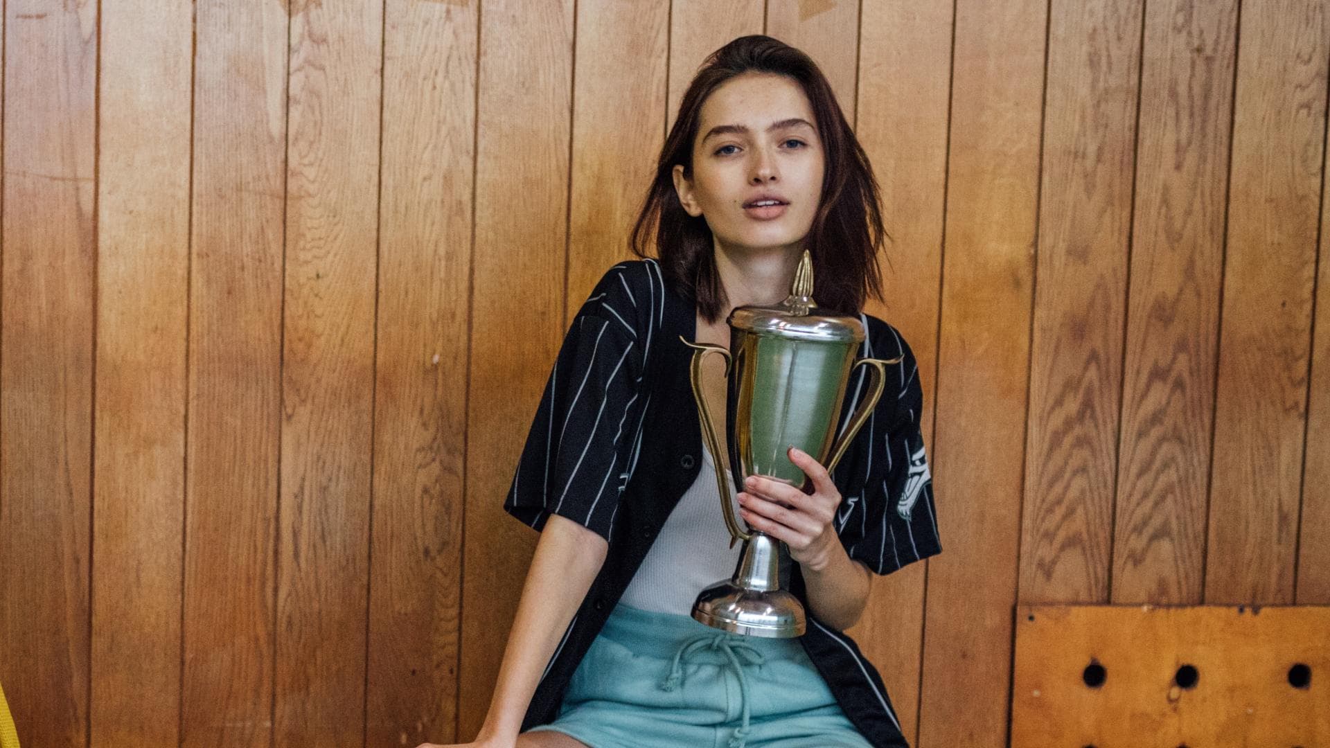 Dieses Sternzeichen ist erfolgreich Mädchen mit Pokal