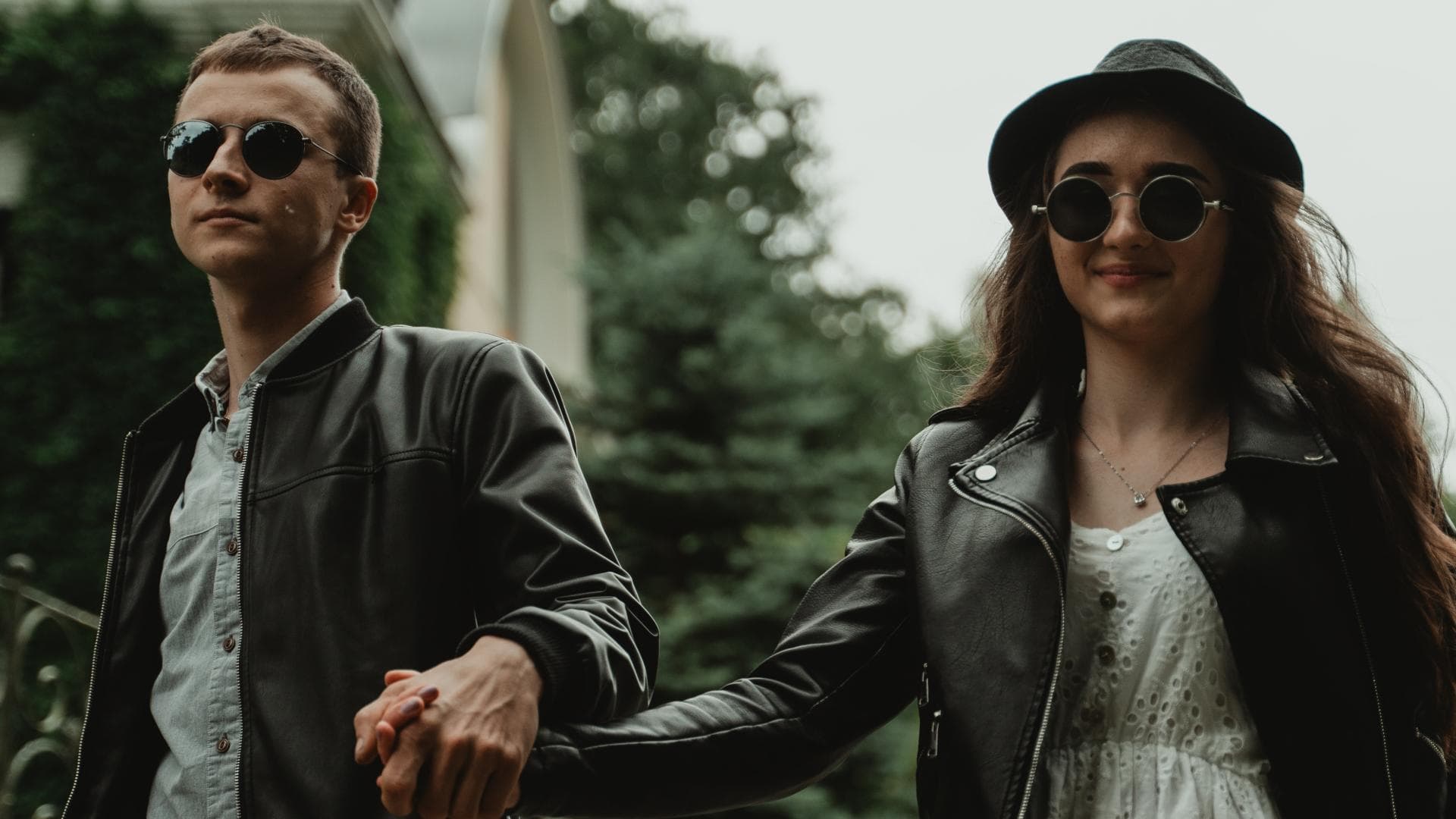 Diese Sternzeichen treffen in 2021 ihre große Liebe Junges Paar gehen Hand in Hand