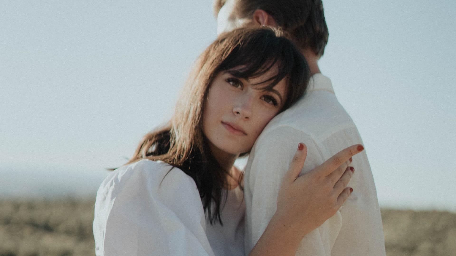 Horoskop: Diese Sternzeichen finden erst später ihre große Liebe Horoskop: Frau umarmt Mann