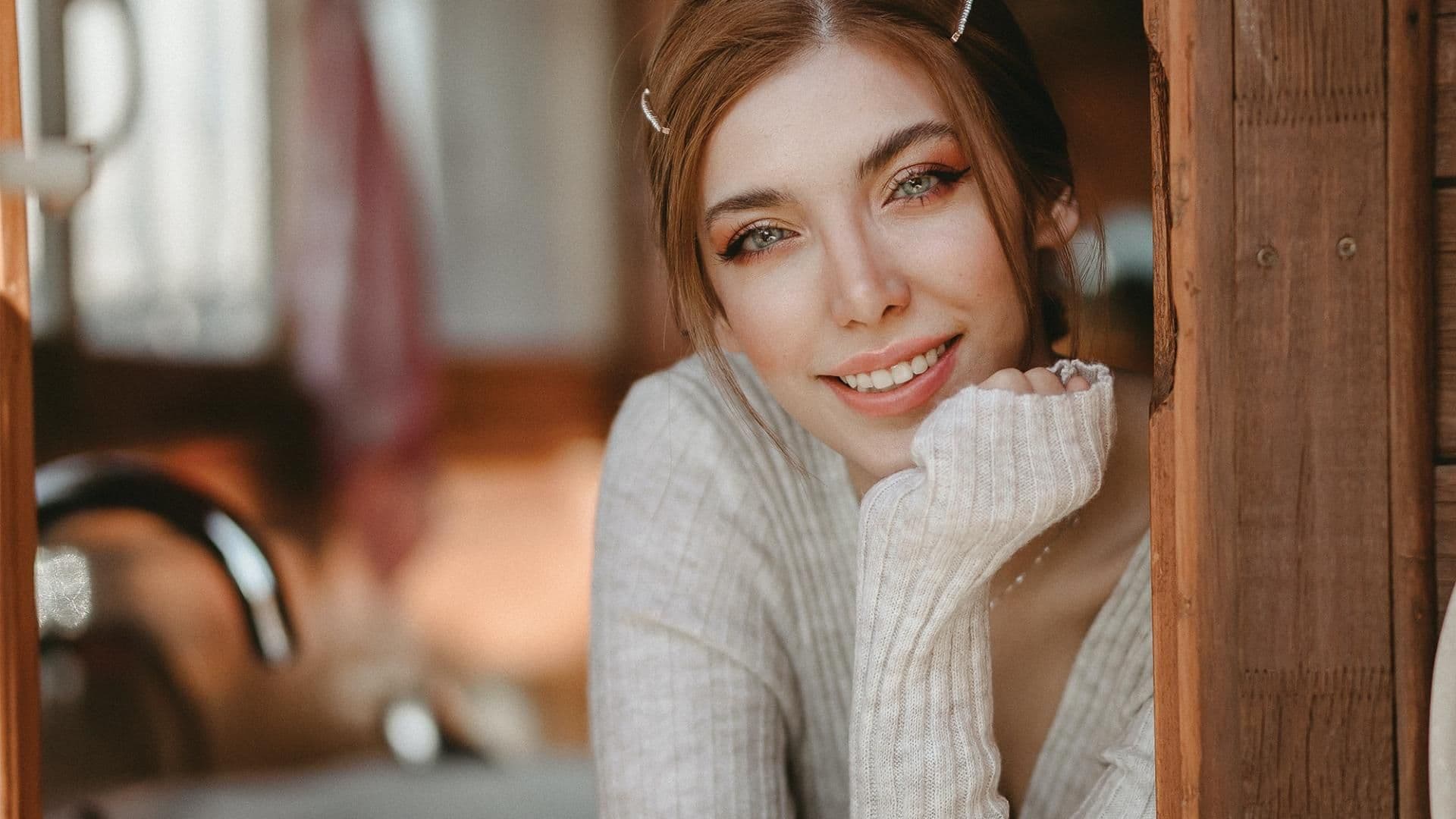 Horoskop: Glücks-Sternzeichen der Woche Horoskop: Frau guckt aus einem Fenster