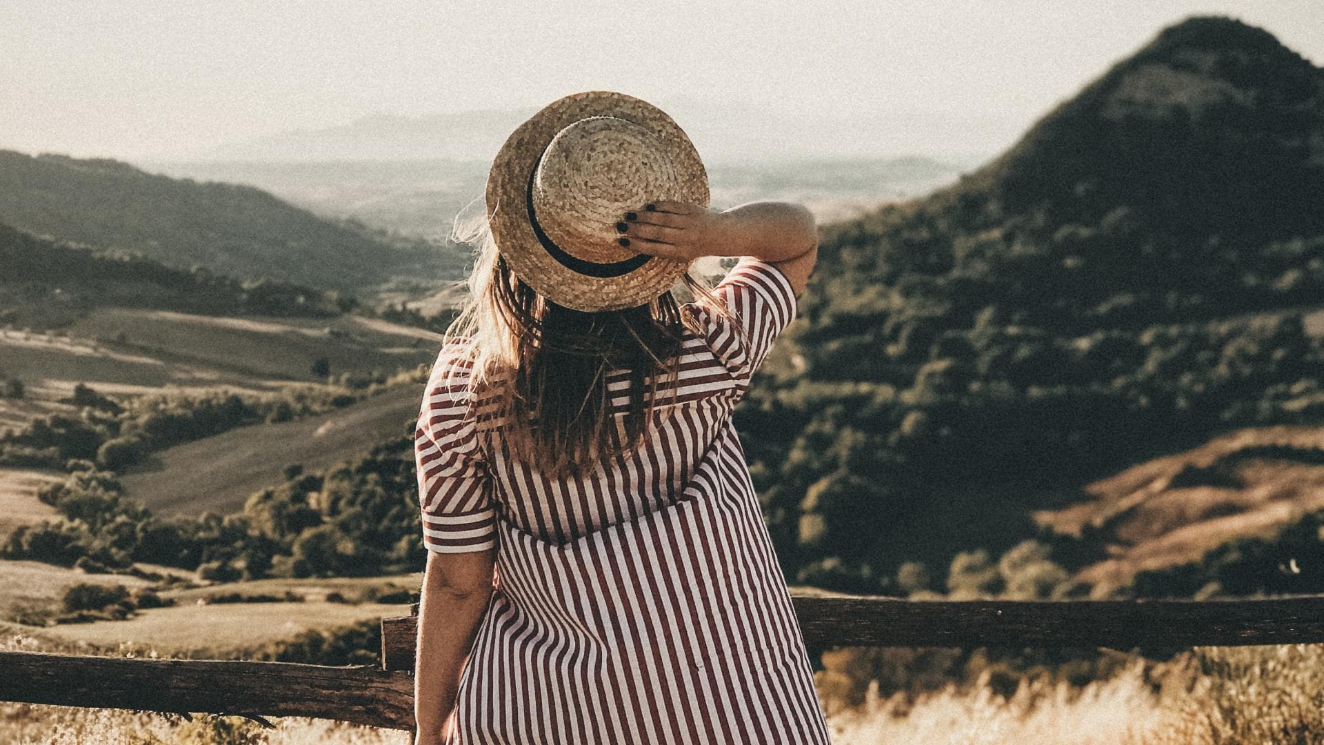 Horoskop Thema Horoskop Thema: Frau steht am Feld