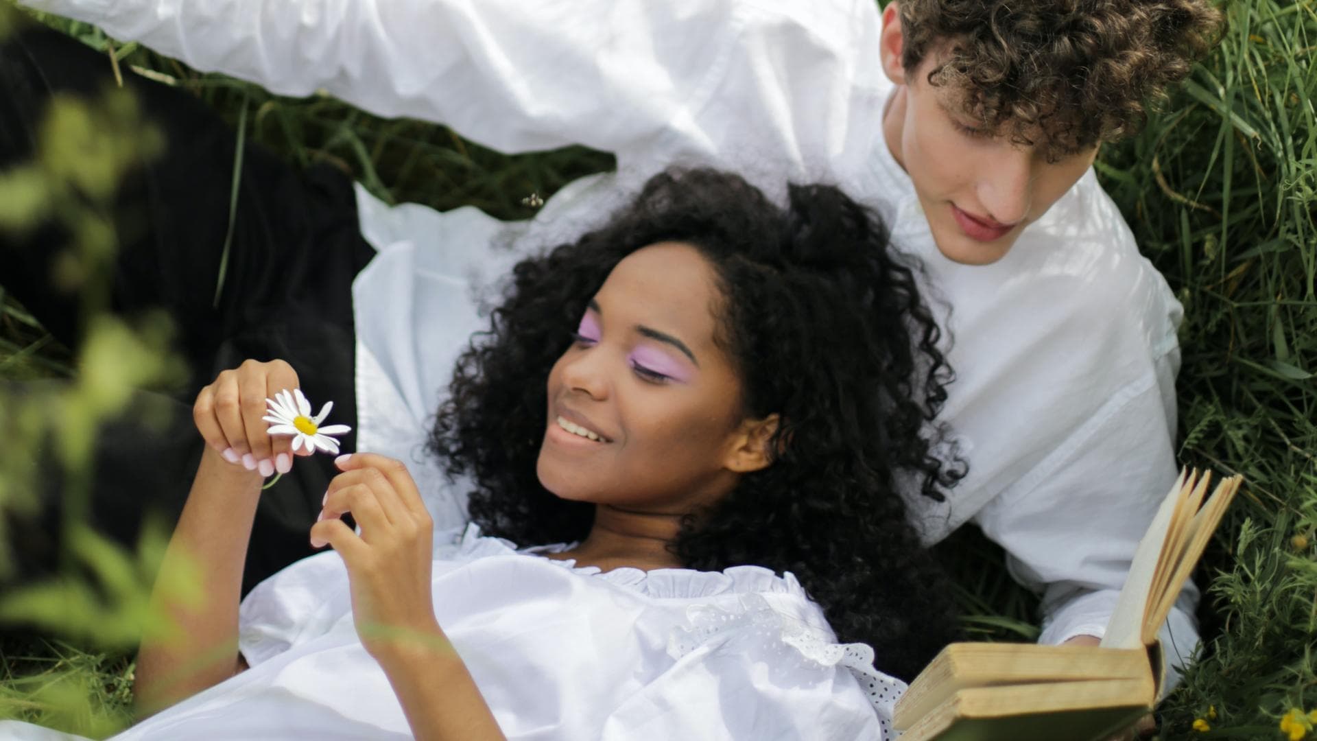 Horoskop: Glücks-Sternzeichen des Tages Horoskop: Pärchen liegt im Feld