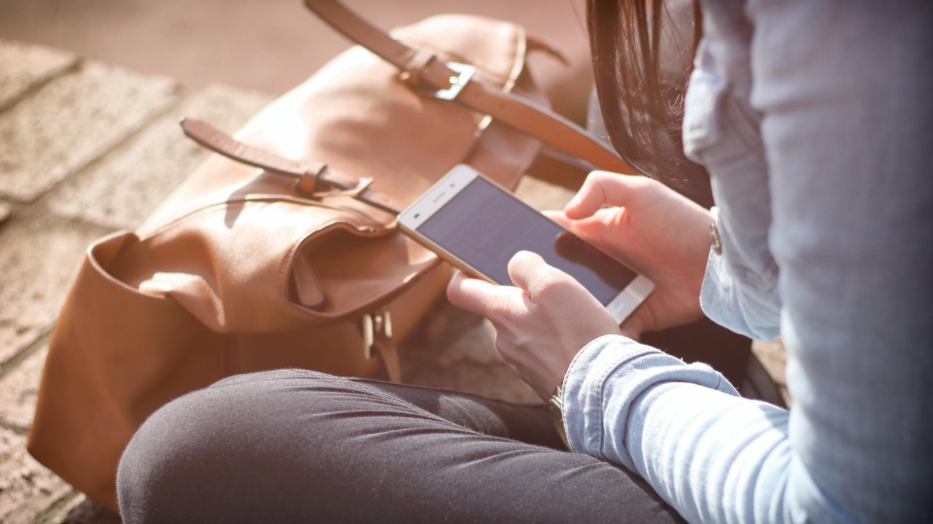 Tiefgründige Fragen: So lernst du dein Gegenüber besser kennen Tiefgründige Fragen: Frau am Handy