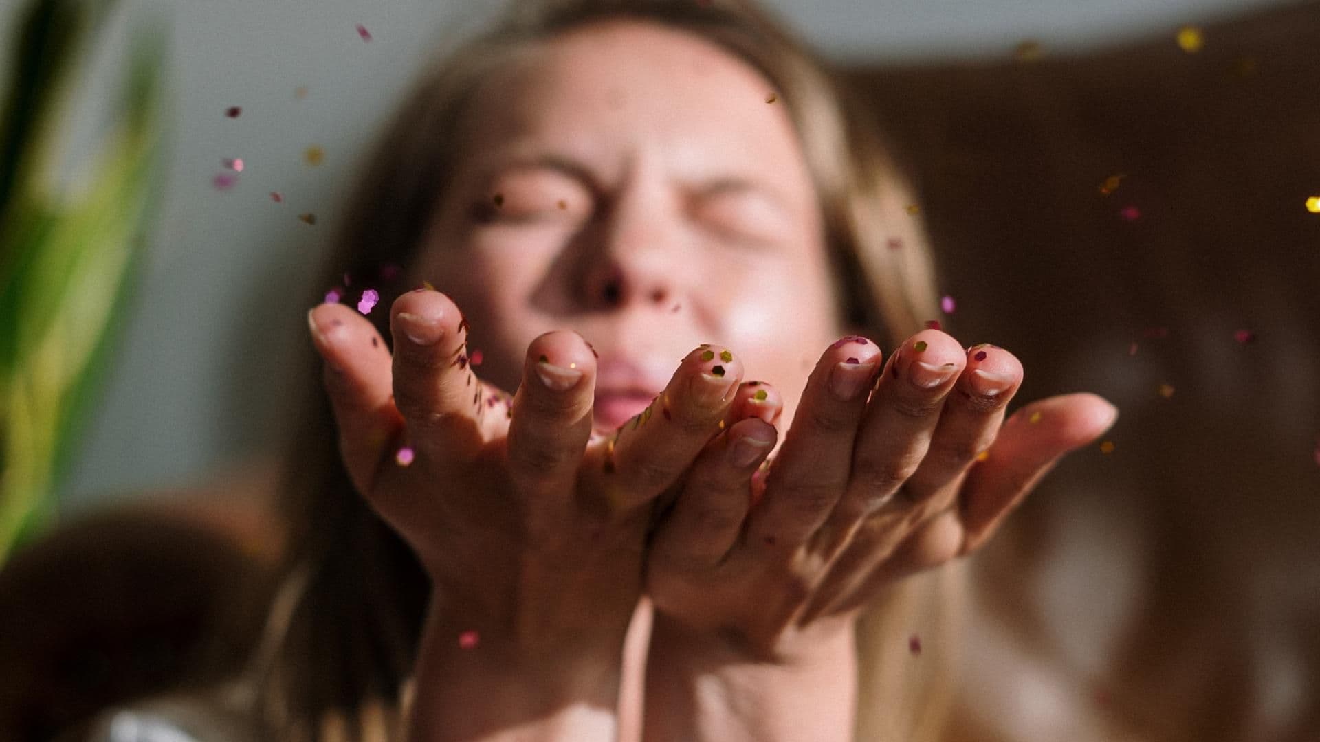 Horoskop: Das Glücks-Sternzeichen des Tages Horoskop: Frau pustet Glitzer von den Händen