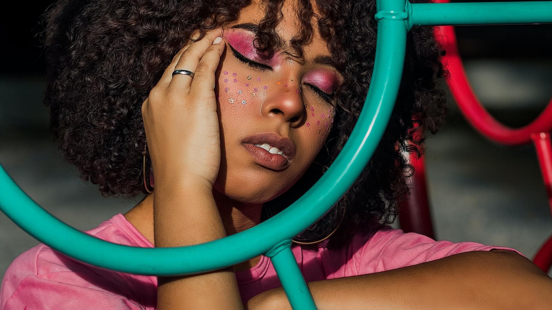 Horoskop Thema Horoskop Thema: Frau mit geschlossenen Augen