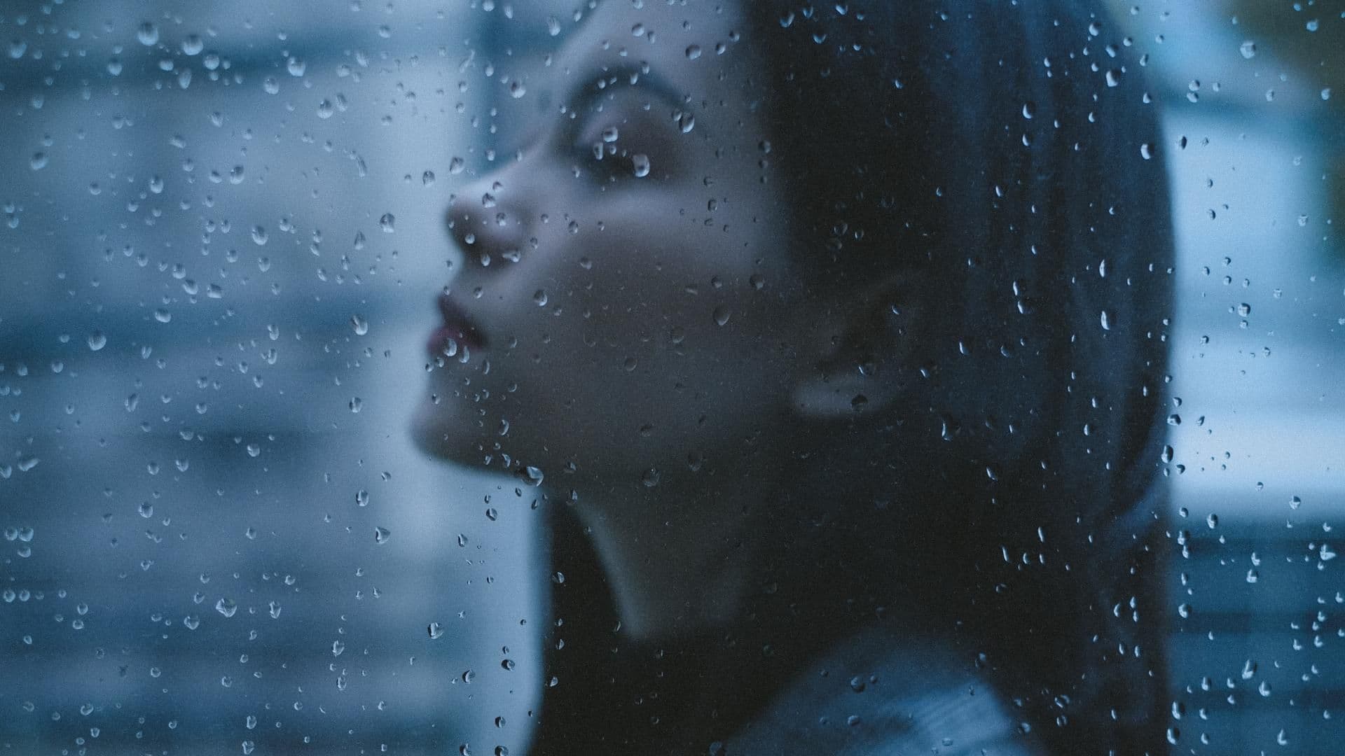 Horoskop Thema: Frau schaut im Regen geradeaus Horoskop Thema: Frau schaut im Regen geradeaus