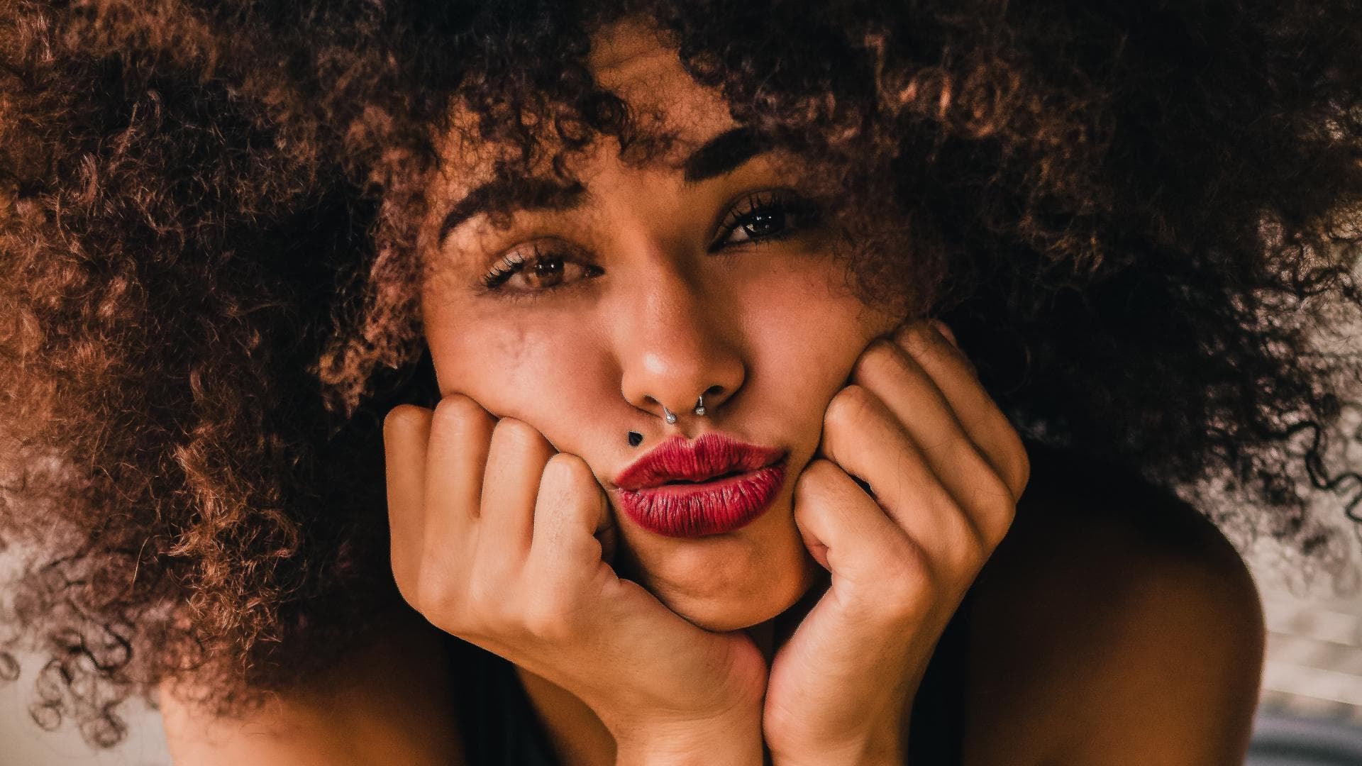 Horoskop Thema: Frau schaut unsicher in Kamera Horoskop Thema: Frau schaut unsicher in Kamera