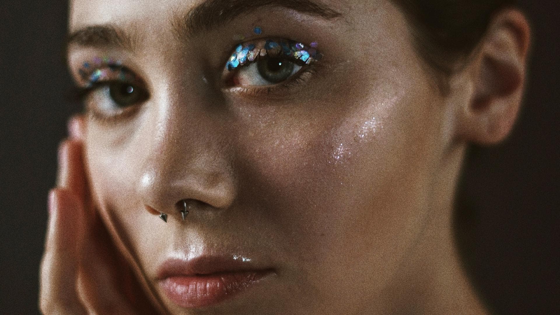 Horoskop Thema: Frau schaut in die Kamera Glitzer Lidschatten Horoskop Thema: Frau schaut in die Kamera Glitzer Lidschatten