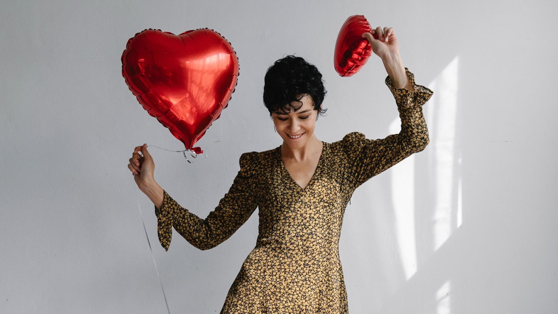 Horoskop Thema Horoskop: Frau tanzt auf Sofa