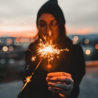 neujahr silvester sprüche junges mädchen silvester bengal kerze in der hand