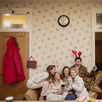 Blogartikel: Die witzigsten Whatsapp-Status Texte an Weihnachten Freunde auf einem Sofa machen Selfie