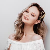 haartrends frisurentrends accessoires haarschmuck mädchen mit schmuck im haar