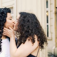 Bin ich Bisexuell? Bisexuell Mädchen küssen sich Bi Liebe Kuss