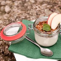 Joghurt kann man mit Obst oder einem Esslöffel Müsli aufpeppen. joghurt Gesunde Frühstücksideen