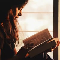 Buchtipps Mädchen beim Lesen