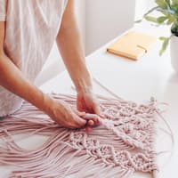 Makramee selber machen Frau macht Makramee selber