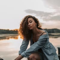 Mythen über den Körper: Welche sind wahr? Nachdenkliches Mädchen