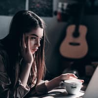 Netflix After Serie Frau guckt Netflix auf Laptop