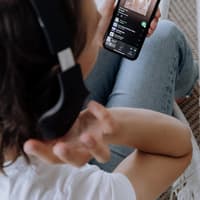 Spotify Story neue Funktion Mädchen hört Spotify Musik