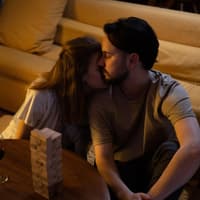 Wie werden eigentlich Kuss-Szenen während Corona gedreht? Mann und Frau küssen sich