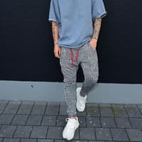 Mike Singer Liebeskummer Mike Singer lässig vor einer dunklen Wand