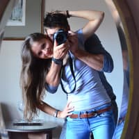 Date Ideen Zuhause Junge und Mädchen machen Spiegelselfie