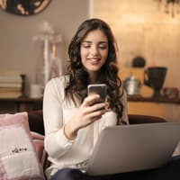 Junge Frau am Handy Junge Frau am Handy