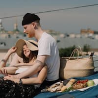 Outdoor Date Liebespaar beim Picknick auf einem Dach