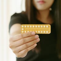 Antibabypille Maxim Erfahrung Mädchen hält Antibabypille Blister in der Hand