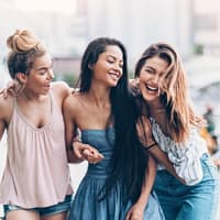 Wetteinsätze Ideen für Freunde Drei Freundinnen lachen