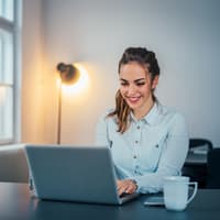 Bewerbung Stärken schreiben Junge Frau sitzt am Laptop