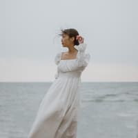 Frau im weißen Kleid Frau im weißen Kleid