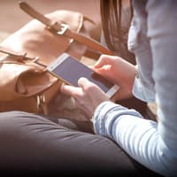 Tiefgründige Fragen: So lernst du dein Gegenüber besser kennen Tiefgründige Fragen: Frau am Handy