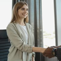 Vorstellungsgespräch Kleidung Junge Frau bei einem Vorstellungsgespräch