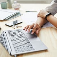 Bewerbung Einleitung Bewerbung schreiben am Laptop