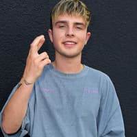 Mike Singer Mike Singer Finger über Kreuz