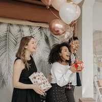 Freunde mit Geschenken in der Hand Freunde mit Geschenken in der Hand