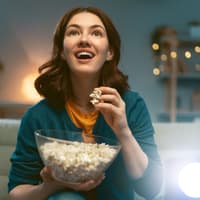 Frau schaut Streaming Dienst Frau schaut Streaming Dienst