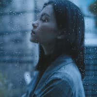 Horoskop Thema: Frau schaut im Regen geradeaus Horoskop Thema: Frau schaut im Regen geradeaus