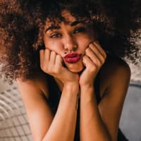 Horoskop Thema: Frau schaut unsicher in Kamera Horoskop Thema: Frau schaut unsicher in Kamera