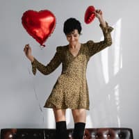 Horoskop Thema Horoskop: Frau tanzt auf Sofa